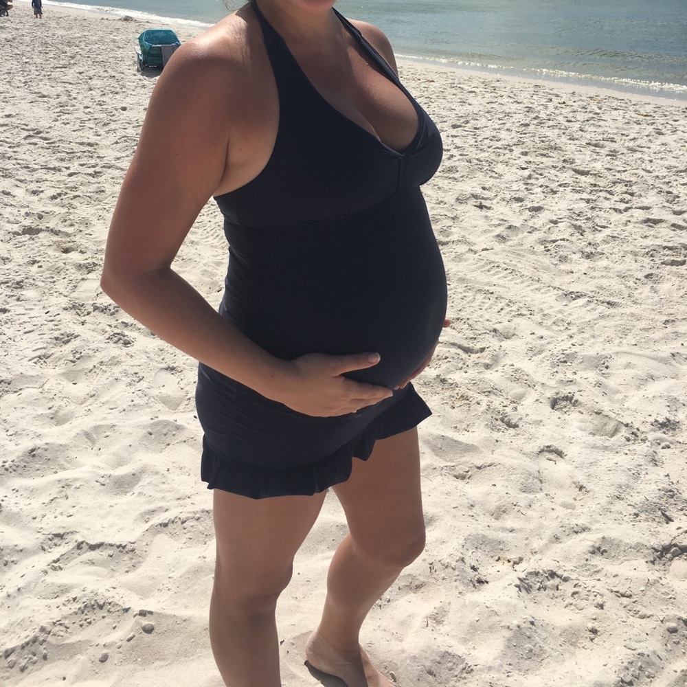 Jessica Simpson maternity bathing suit